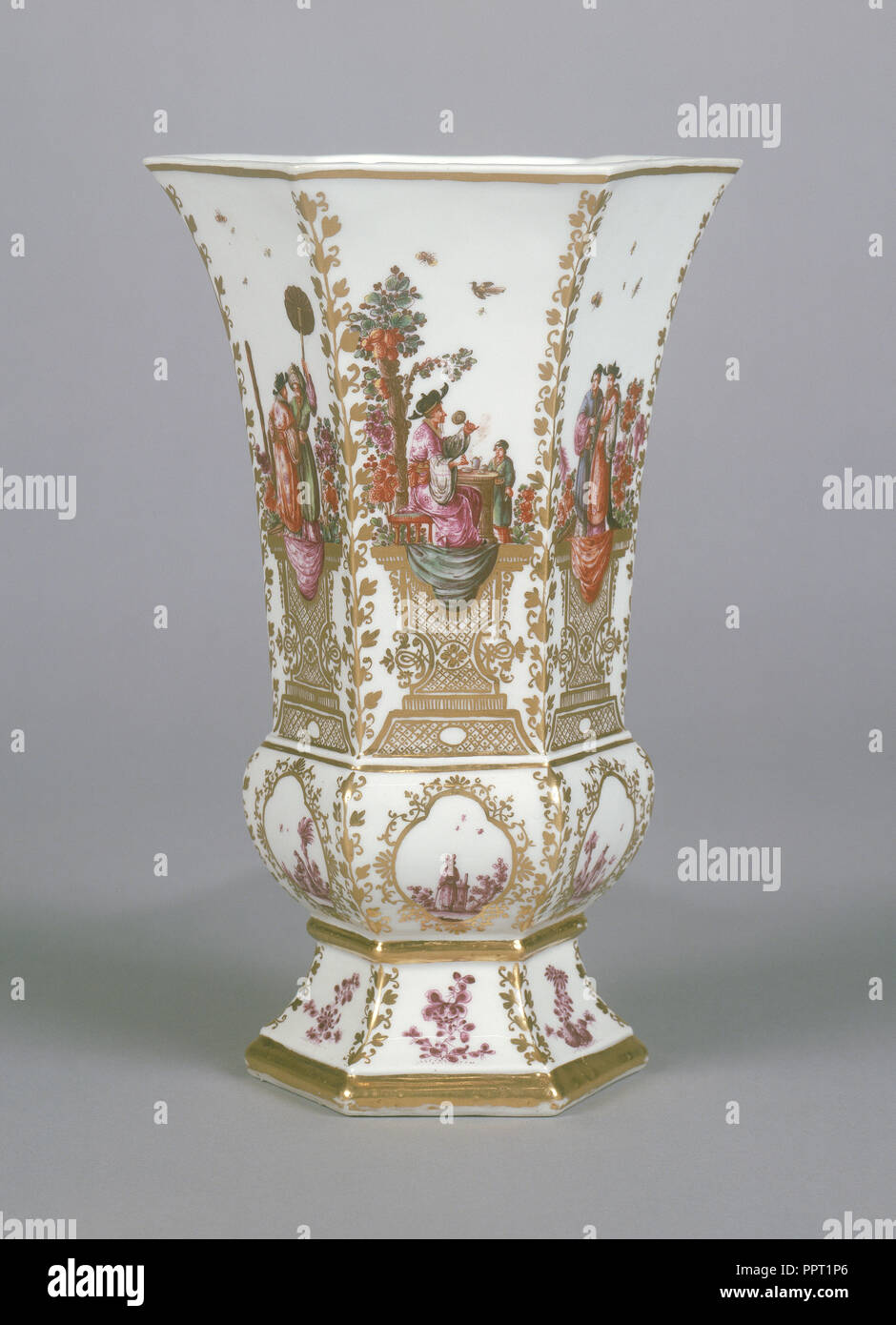 Eine offene Vase mit einer Garnitur von fünf Vasen; Dekoration zu Johann  Gregor Höroldt, Deutsch, 1696 - 1775, Meißen zugeschrieben Stockfotografie  - Alamy