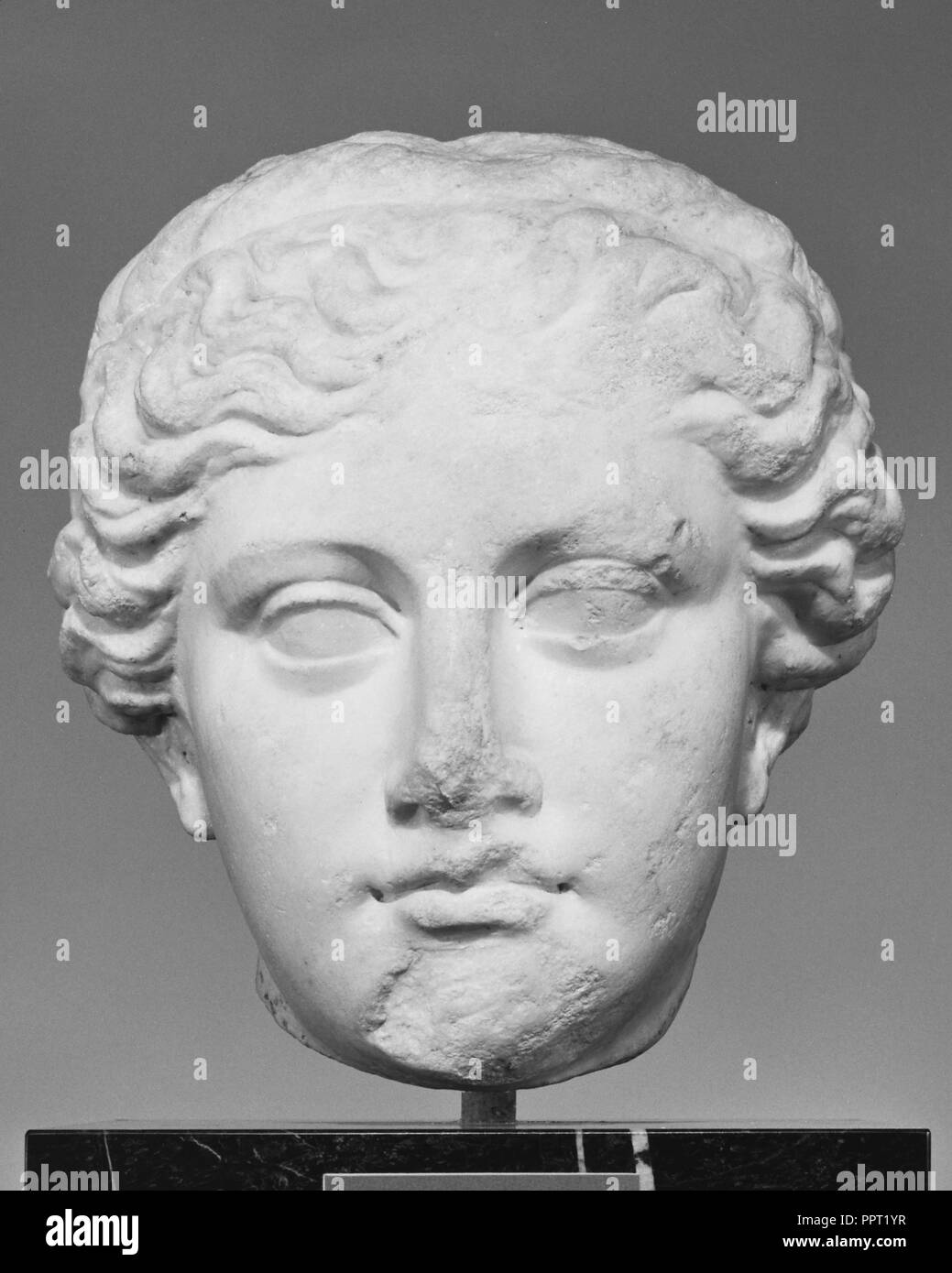 Kopf einer Statue einer Frau; Griechenland; 1. Jahrhundert v. Chr. - 1. Jahrhundert A. D; Marmor; 32,1 x 30,5 x 30,5 cm, 12 5,8 x 12 x 12 in Stockfoto