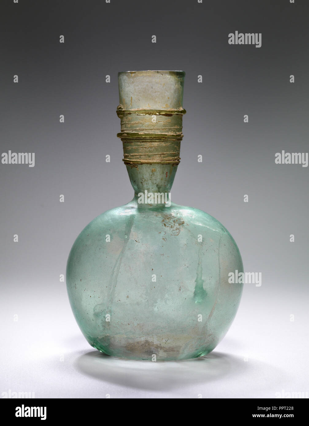 Kolben; Syrien; 4. Jahrhundert; Glas; 13,6 cm, 5 3,8 in Stockfoto