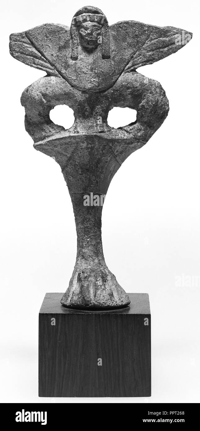 Fuß einer Vase in der Form eines Double-Bodied Sphinx mit einem einzigen Kopf; Anatolien; 1./2. Jahrhundert; Bronze, 13 cm, 5 1,8 in Stockfoto