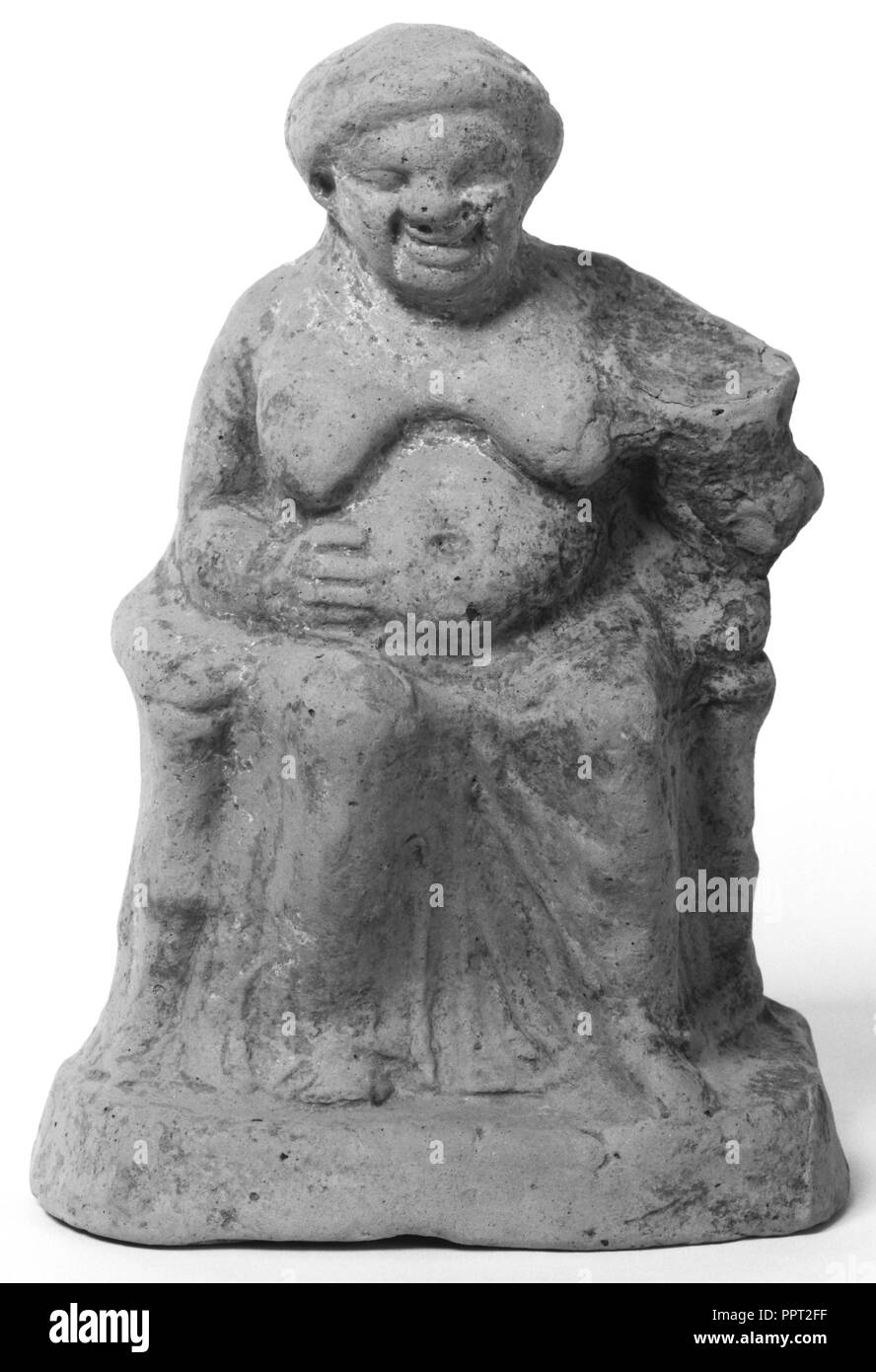 Statuette der sitzenden alten Frau; Nordafrika,?, 3.-1. Jahrhundert B.C; Terracotta mit Spuren von weißem Slip, 16,5 cm, 6 1,2 in Stockfoto