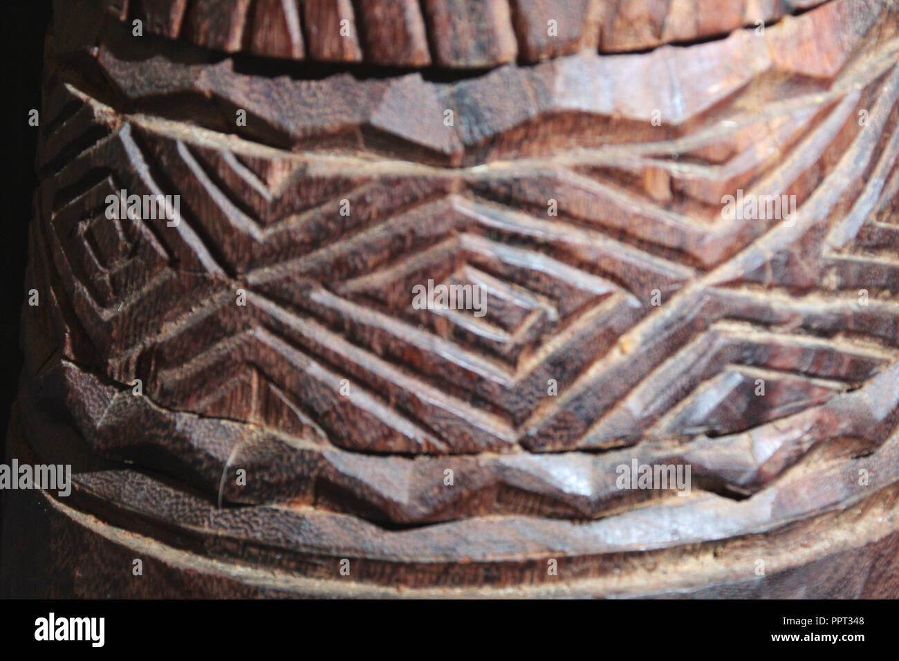 Up-close Blick auf einen hölzernen afrikanische Djembe design Stockfoto