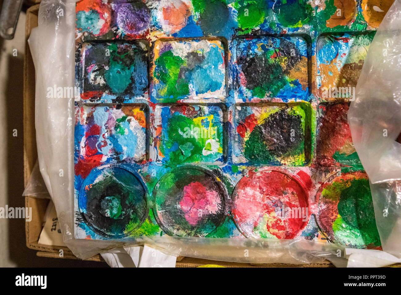 Schichten von bunten Farbe bedecken eine Palette. Stockfoto