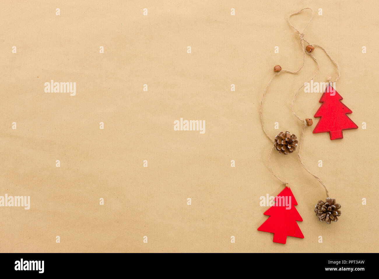 Cute retro Weihnachtsschmuck Ornamente auf neutralem Naturpapier Hintergrund mit Platz für Kopie Stockfoto