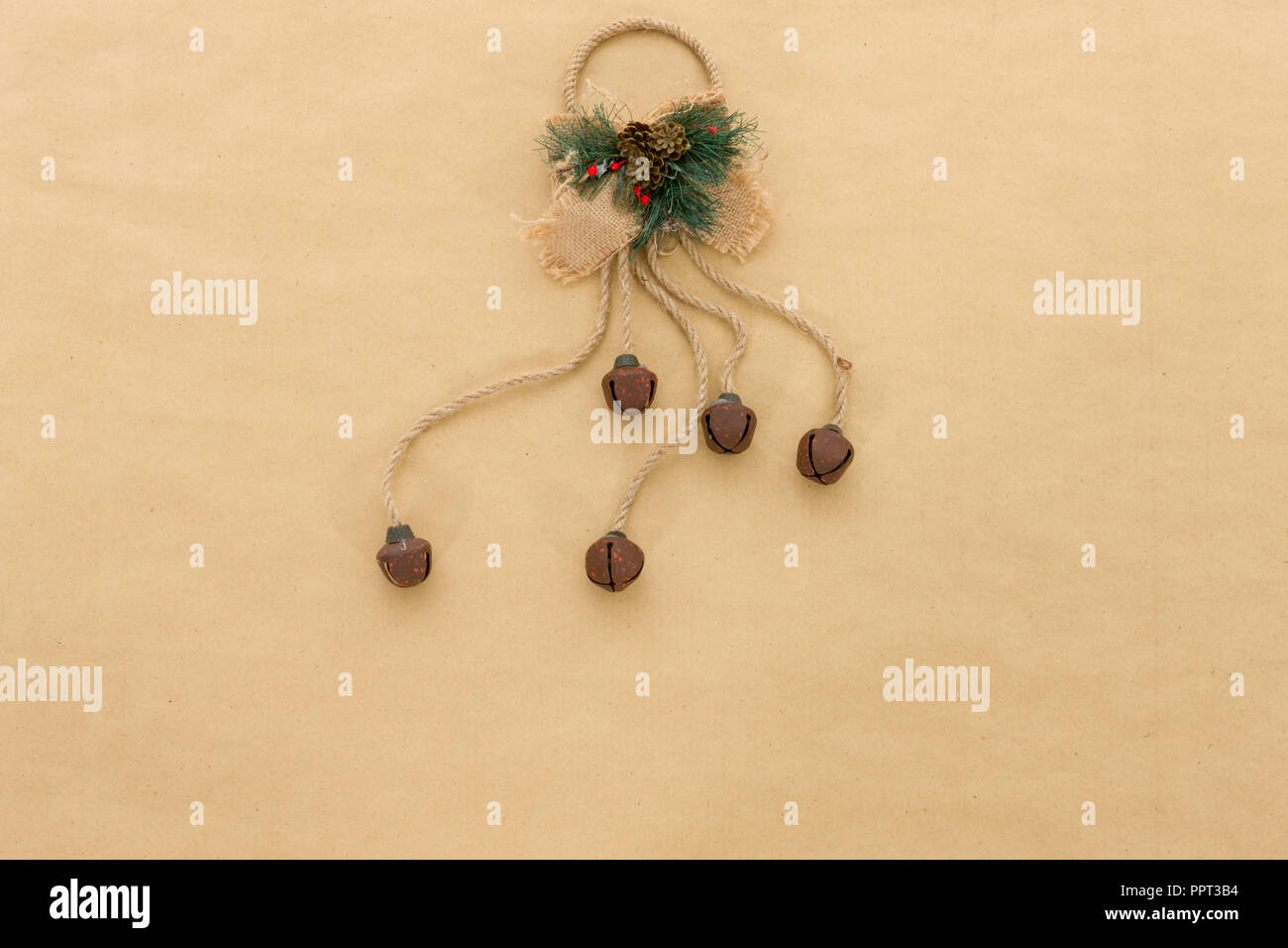 Cute retro Weihnachtsschmuck Ornamente auf neutralem Naturpapier Hintergrund mit Platz für Kopie Stockfoto