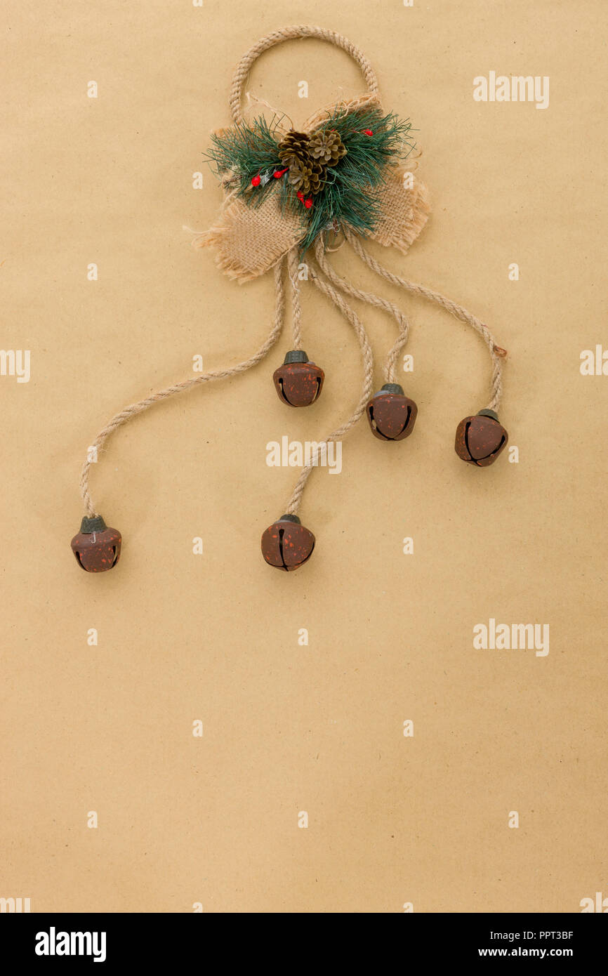 Cute retro Weihnachtsschmuck Ornamente auf neutralem Naturpapier Hintergrund mit Platz für Kopie Stockfoto