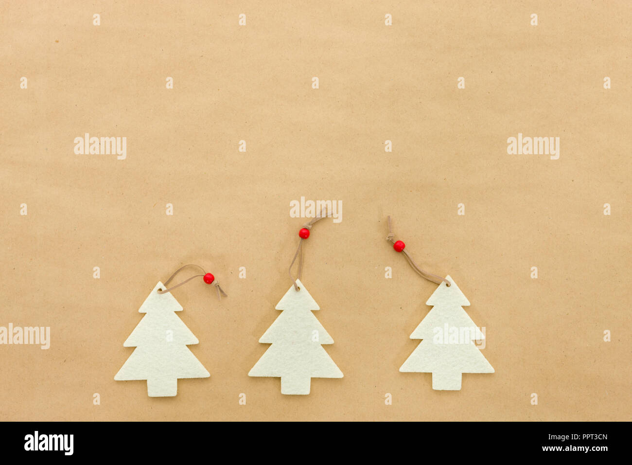 Cute retro Weihnachtsschmuck Ornamente auf neutralem Naturpapier Hintergrund mit Platz für Kopie Stockfoto