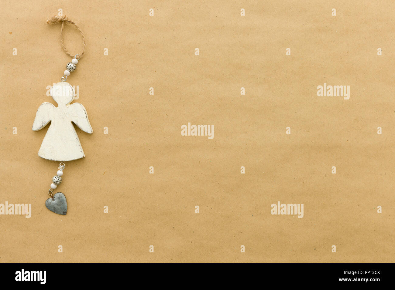 Cute retro Weihnachtsschmuck Ornamente auf neutralem Naturpapier Hintergrund mit Platz für Kopie Stockfoto