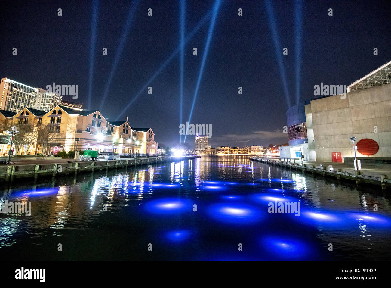 Eine leichte City Blue Light Display auf der Oberfläche der Hafen von Baltimore, Maryland Stockfoto