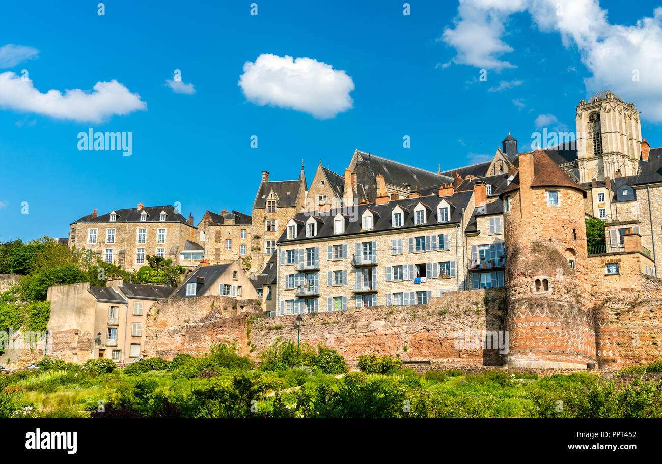 Traditionelle Häuser hinter der Stadtmauer in Le Mans, Frankreich Stockfoto