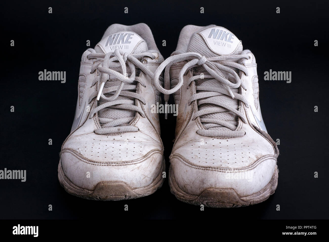 Tambow, Russische Föderation - Januar 23, 2016 Alte schmutzig weiß Nike  Ansicht III Sneakers auf schwarzen Hintergrund. Close-up Stockfotografie -  Alamy