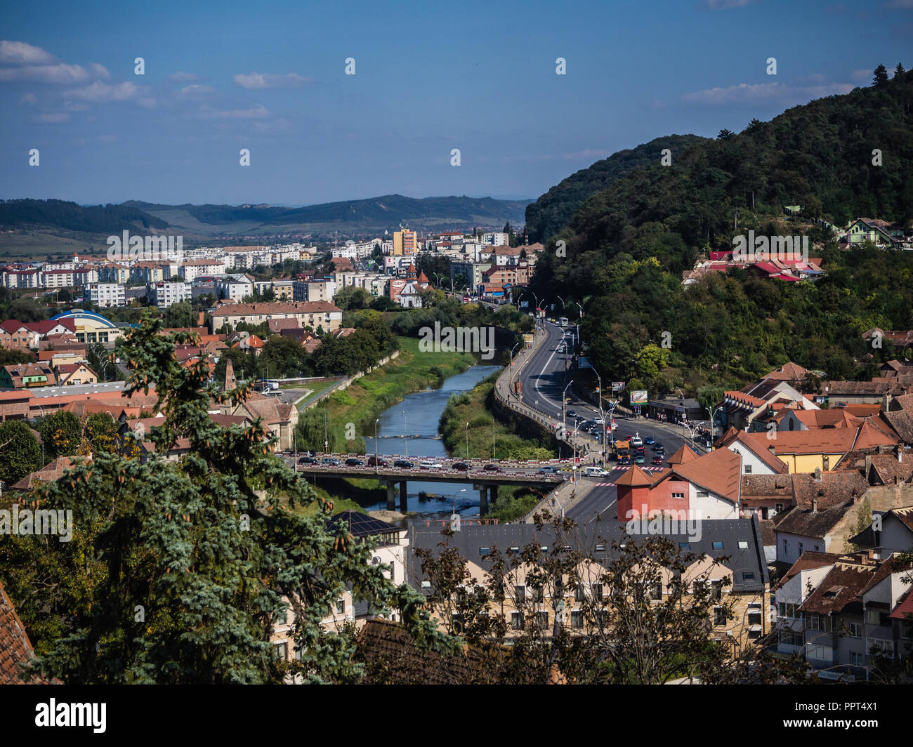 Eine Ansicht von Sighisoara entlang des Flusses Târnava Mare in Mureș County, Rumänien Stockfoto