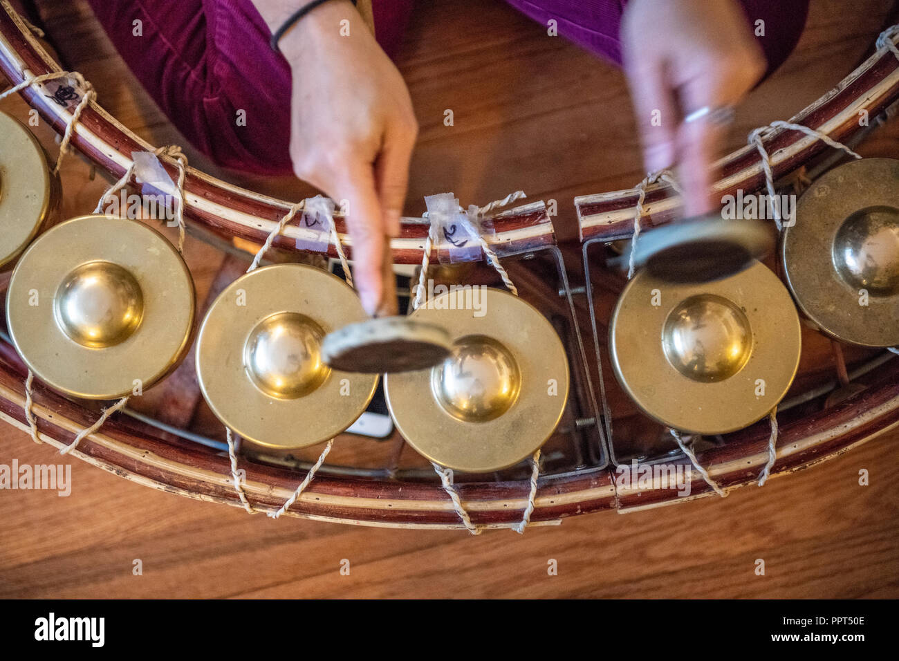 Kambodschanische Musik - Korng Thomm (Brummigen kreisförmige Rahmen Gongs) Stockfoto