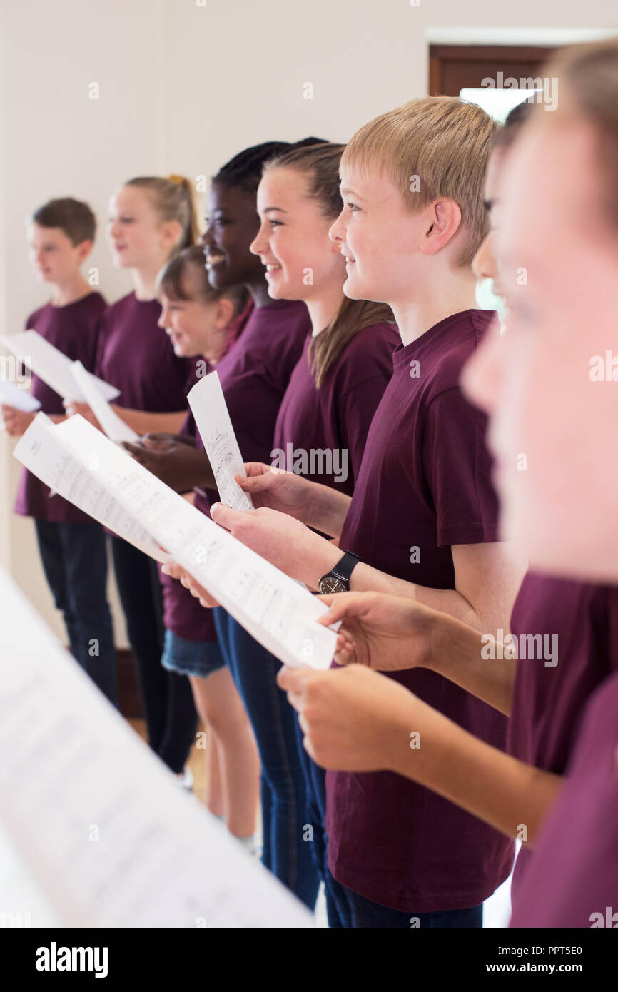 Gruppe von Schülerinnen und Schüler gemeinsam im Chor singen Stockfoto