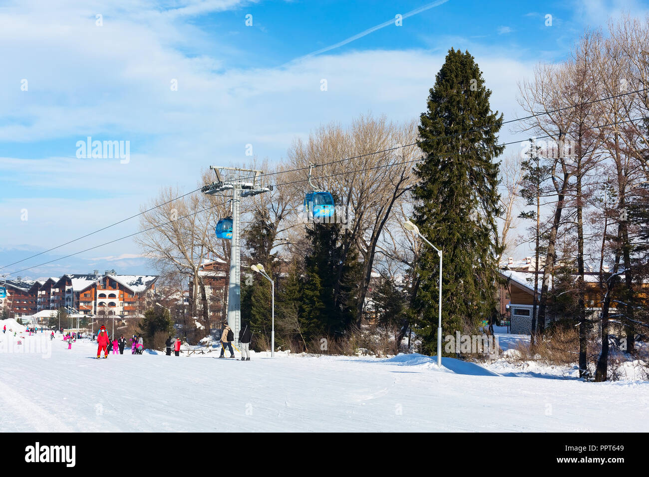 Bansko, Bulgarien - Januar 13, 2017: Winter Skigebiet Bansko, Skipiste, Ski und Berge anzeigen Stockfoto