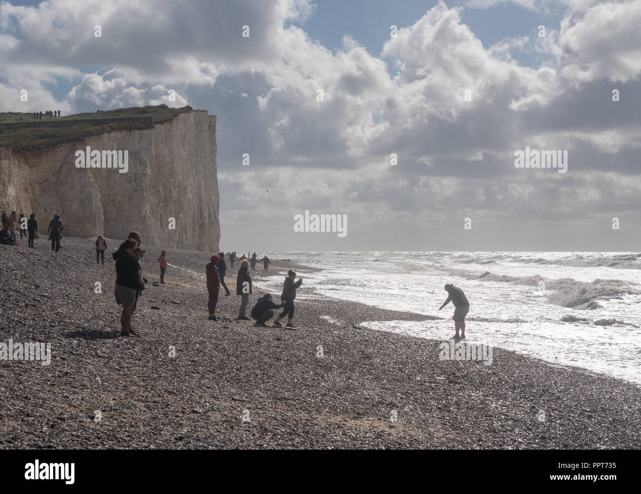 Touristen auf dem felsigen Strand bei Birling Gap, Sussex Stockfoto