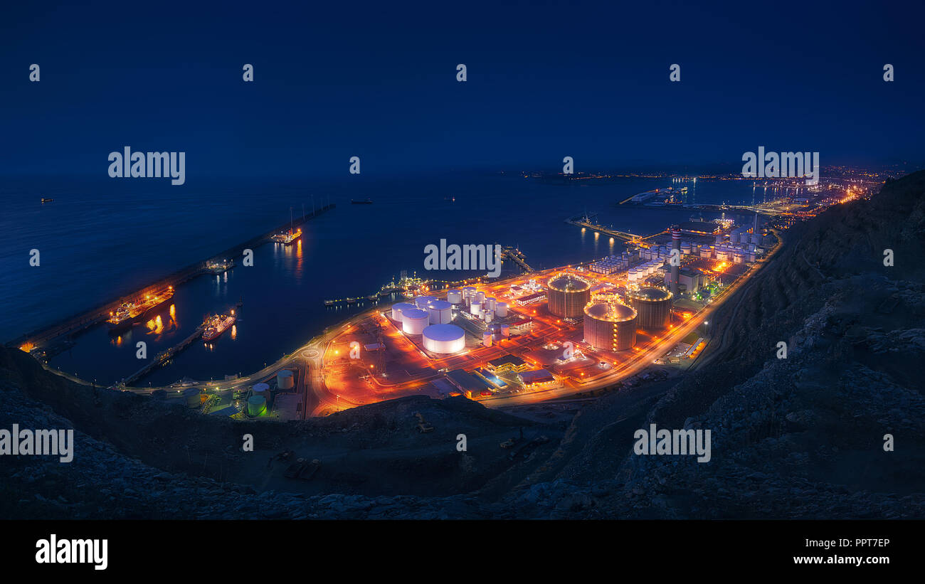 Panorama der industriellen Fabrik bei Nacht beleuchtet Stockfoto