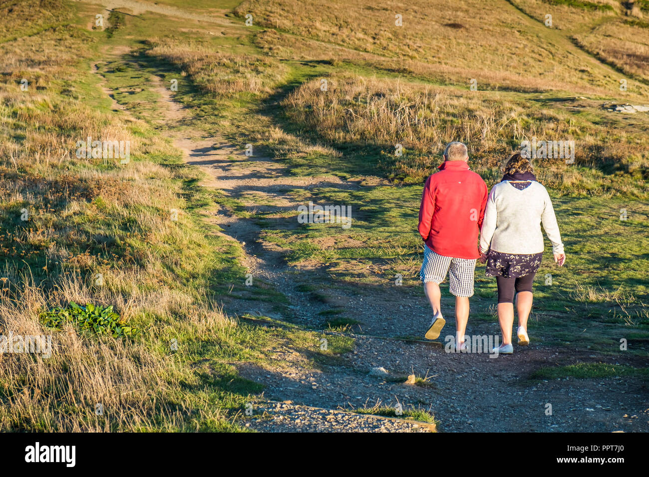 Menschen Paar beim gemütlichen abendlichen Spaziergang auf der East Pentire in Newquay in Cornwall. Stockfoto