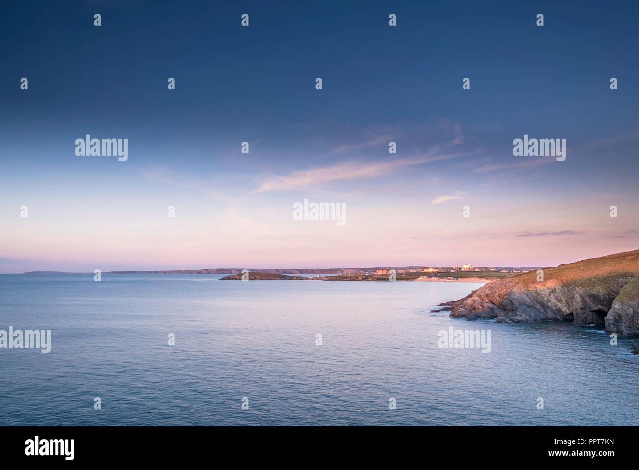 Am späten Abend Licht auf den Fistral Bay in Newquay in Cornwall. Stockfoto