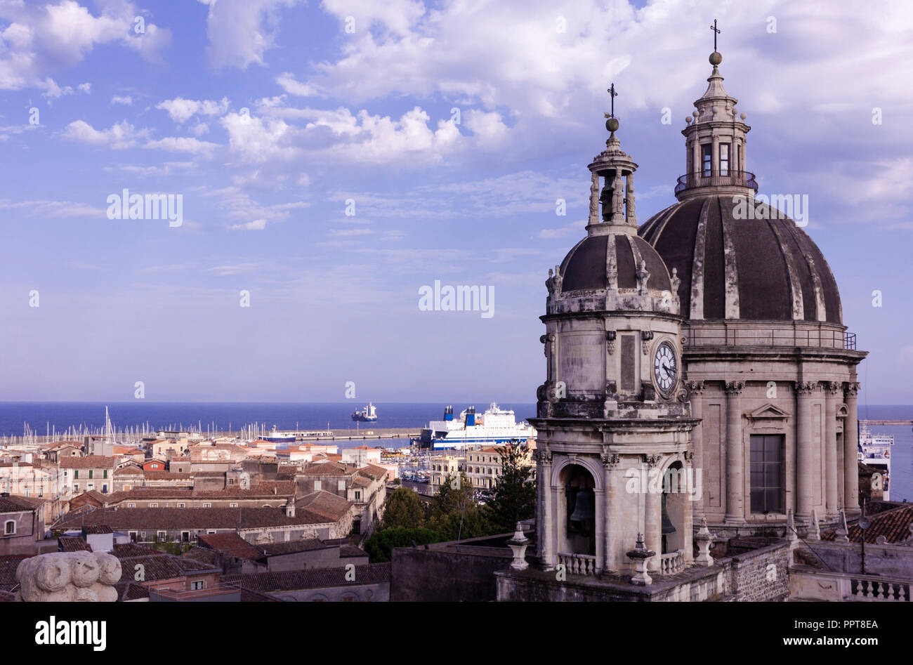 Kuppeln der Kathedrale die hl. Agatha gewidmet. Der Blick auf die Stadt Catania Stockfoto