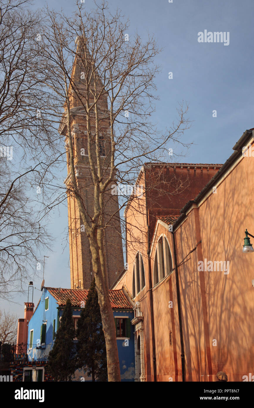 Der schiefe Campanile der Chiesa di San Martino, Buranoo, Venedig, Italien auf einem sonnigen Wintertag Stockfoto