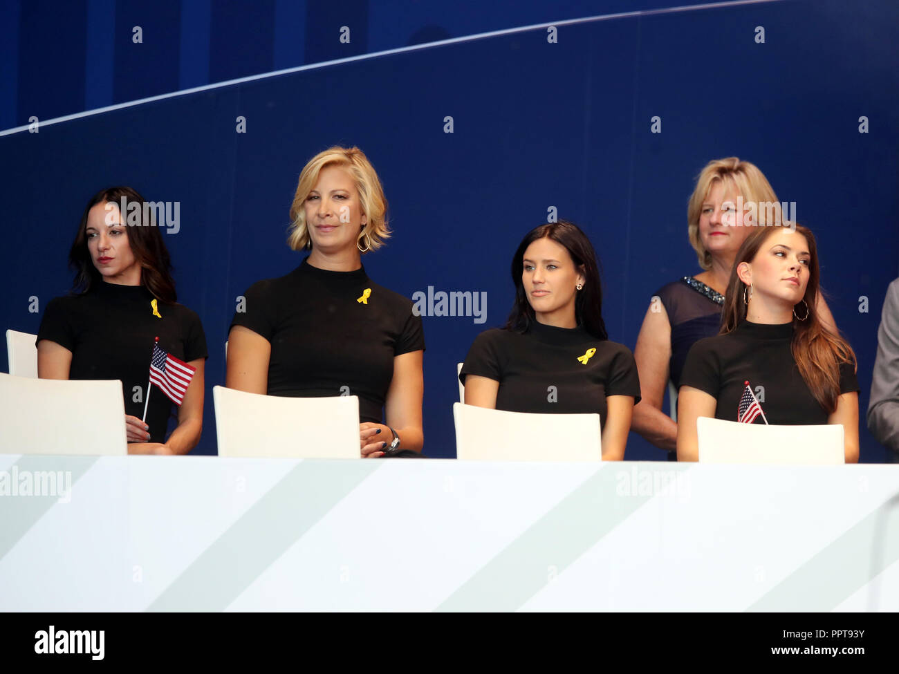 Team Usa Ehefrauen Und Freundinnen Einschliesslich Tiger Woods Freundin Erica Herman Links Wahrend Der Ryder Cup Eroffnungsfeier Bei Le Golf National Saint Quentin En Yvelines Paris Stockfotografie Alamy