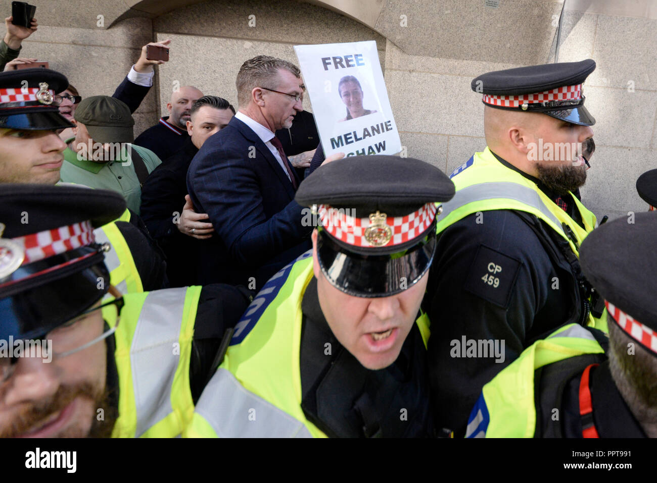 Tommy Robinson AKA Stephen Yaxley Lennon erschien in der Zentralen Strafgerichtshof (Old Bailey), London beschuldigt von der Missachtung des Gerichts. Polizeieskorte Stockfoto