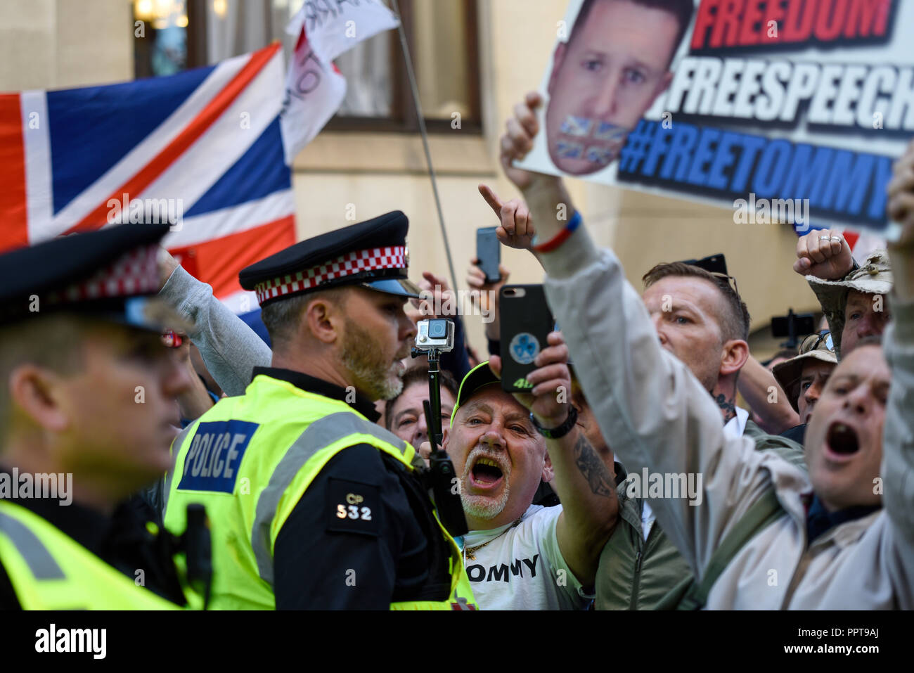 Demonstrant wie Tommy Robinson AKA Stephen Yaxley Lennon in der Zentralen Strafgerichtshof (Old Bailey) erschien, London wegen Missachtung des Gerichts. Stockfoto