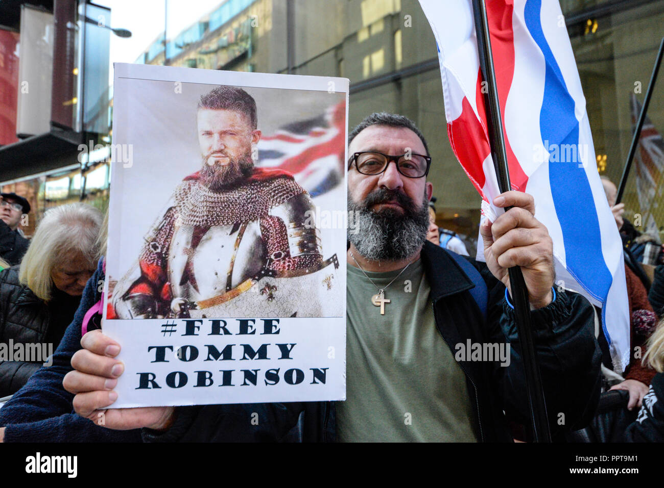 Die demonstranten als Tommy Robinson AKA Stephen Yaxley Lennon in der Zentralen Strafgerichtshof (Old Bailey) erschien, London wegen Missachtung des Gerichts. Stockfoto