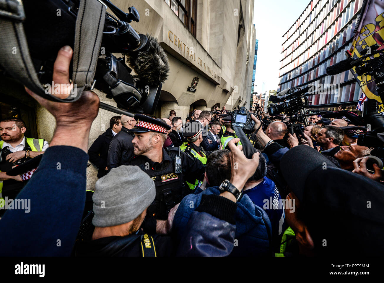 Media frenzy wie Tommy Robinson AKA Stephen Yaxley Lennon in der Zentralen Strafgerichtshof (Old Bailey) erschien, London wegen Missachtung des Gerichts. Stockfoto