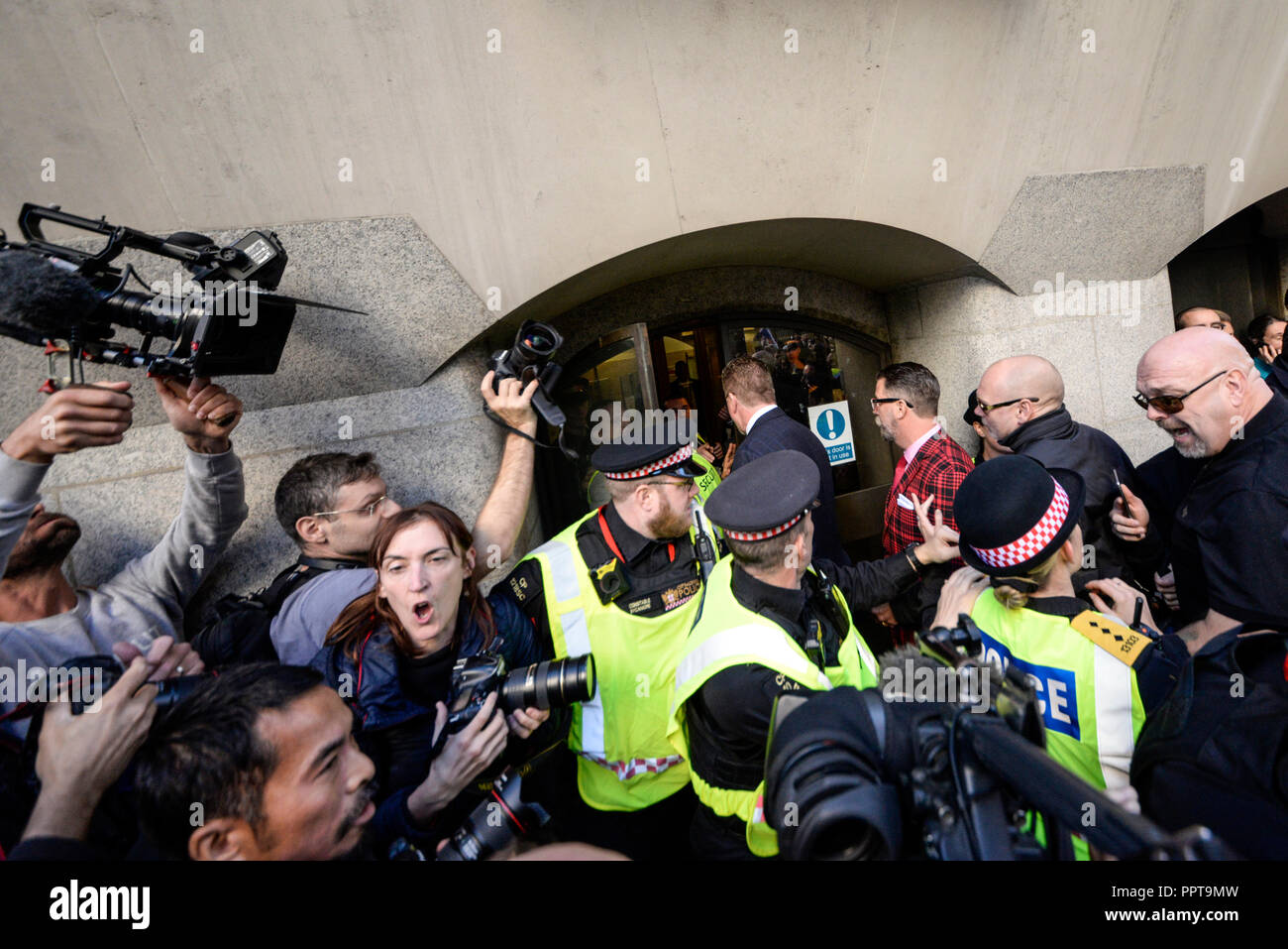Media frenzy wie Tommy Robinson AKA Stephen Yaxley Lennon in der Zentralen Strafgerichtshof (Old Bailey) erschien, London wegen Missachtung des Gerichts. Stockfoto
