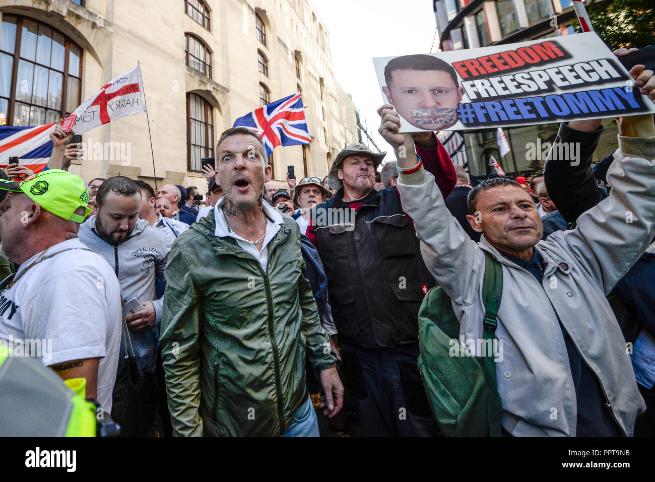 Die demonstranten als Tommy Robinson AKA Stephen Yaxley Lennon in der Zentralen Strafgerichtshof (Old Bailey) erschien, London wegen Missachtung des Gerichts. Stockfoto