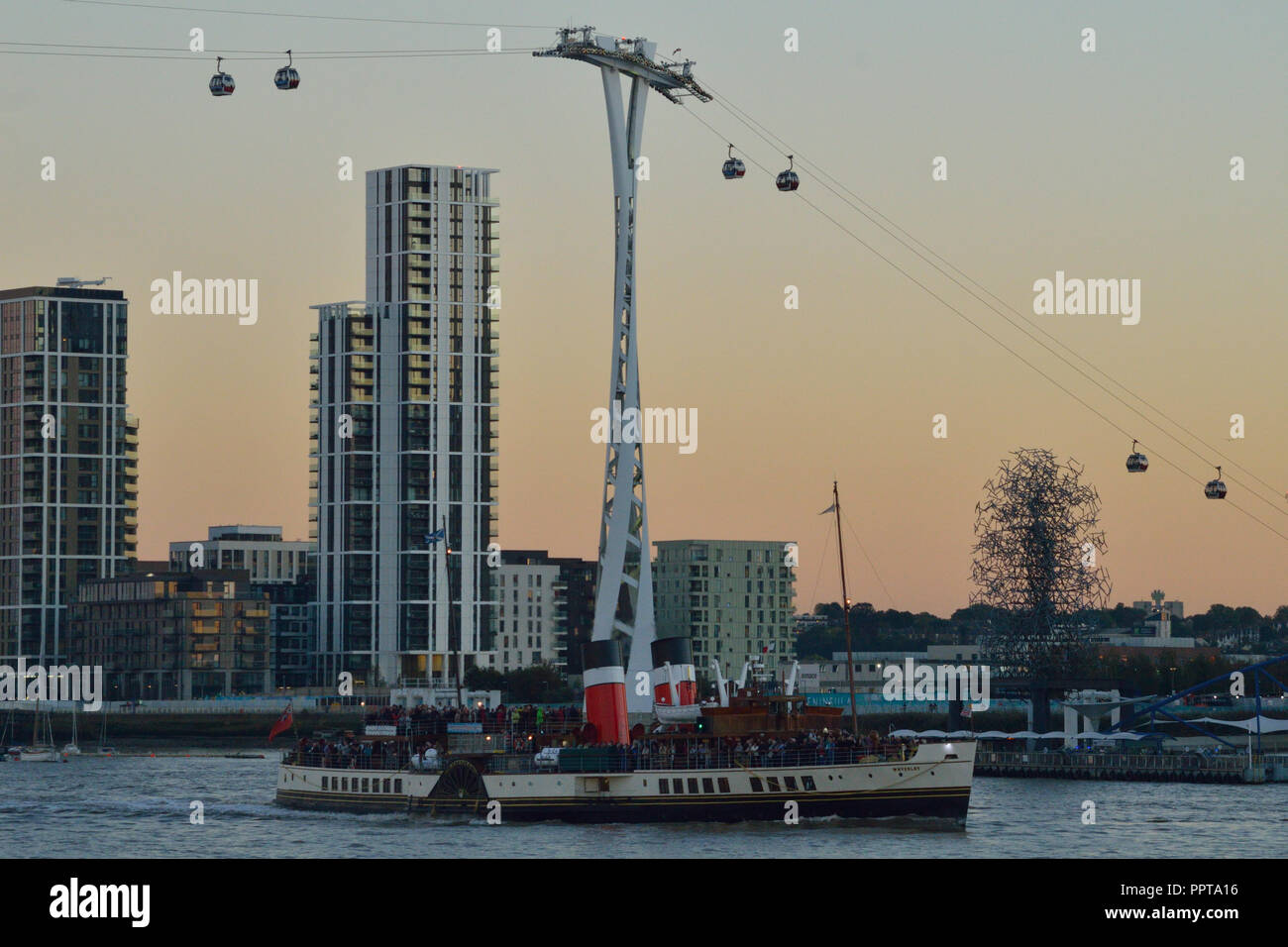 Historische Raddampfer 'Waverley' leitet die Themse nach London, um das Bestehen der Emirates Air Line Seilbahn Stockfoto