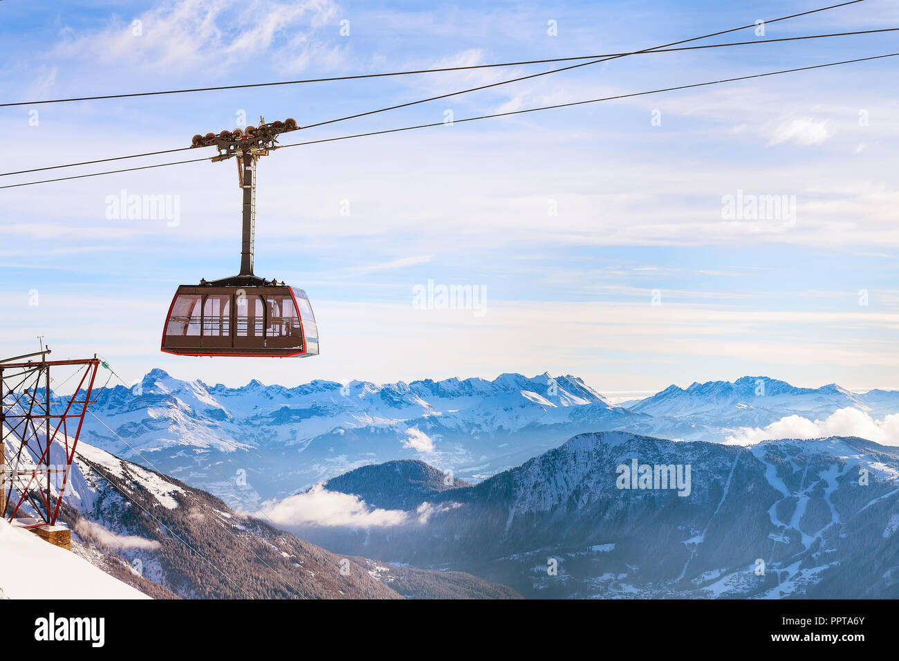 Seilbahn und Schnee Berge Panorama der Französischen Alpen in der Nähe von Chamonix, Frankreich. Stockfoto