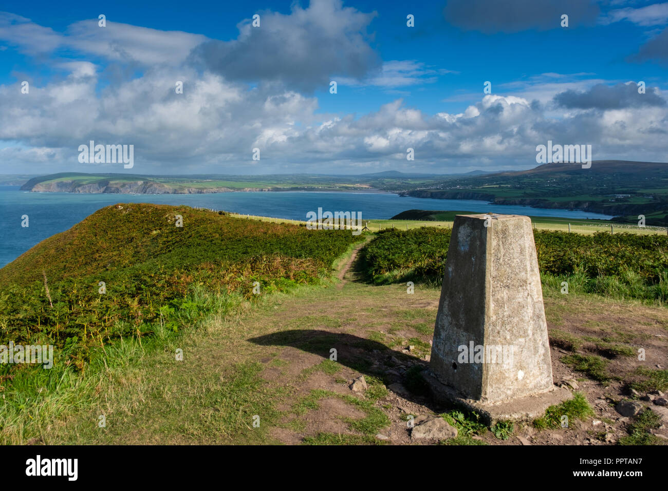 Der Blick Richtung Newport von Dinas Kopf, in der Nähe von Fishguard, Pembrokeshire, Wales Stockfoto