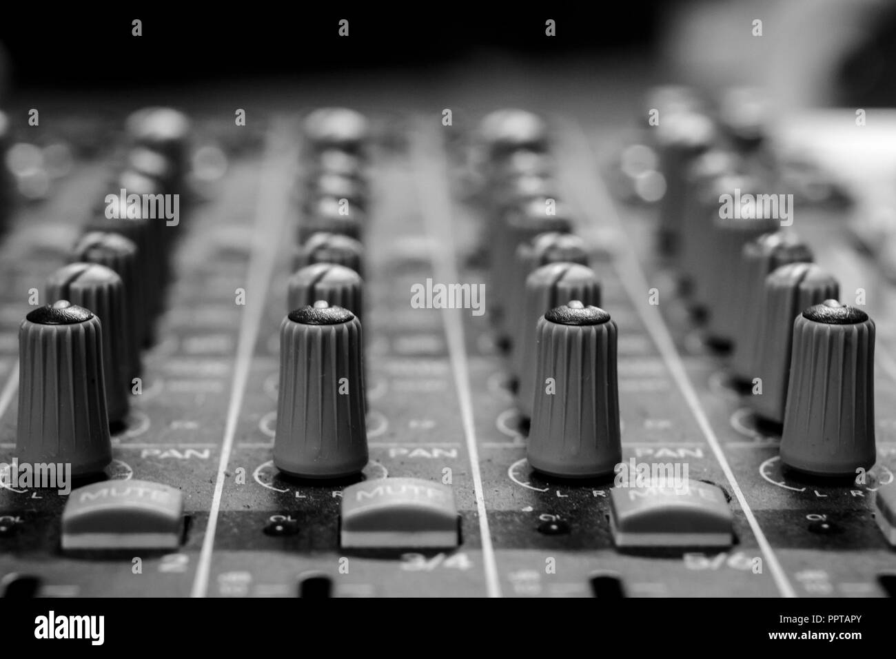 Monochrome Professional Audio Mischpult/Schreibtisch mit Reihen von analogen wählt und Stummschaltung Stockfoto