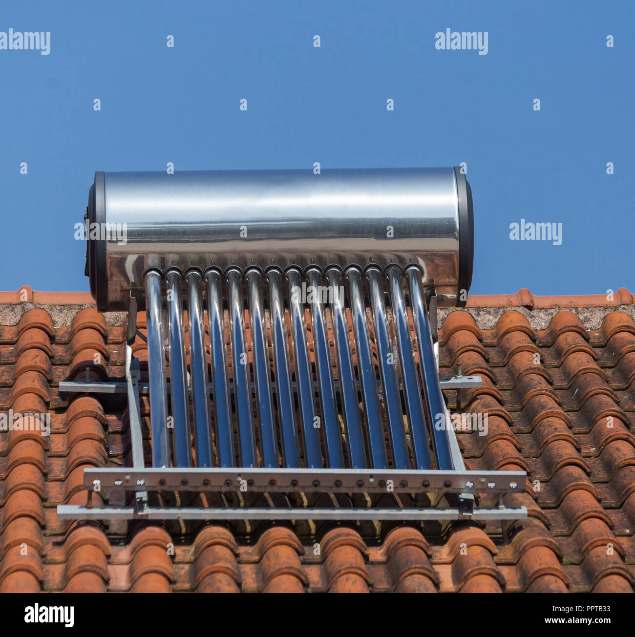 Solar Heizung auf dem Dach eines Hauses Energie Stockfotografie