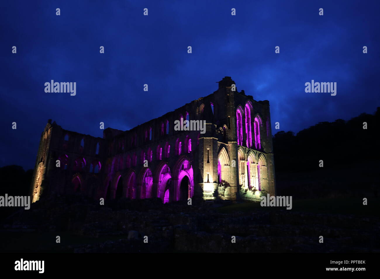 Rievaulx Abbey gebadet in farbiges Licht vor der leuchtenden Rievaulx, drei Nacht Licht und Installation am 11. sound Abtei Ruinen in North Yorkshire. Stockfoto