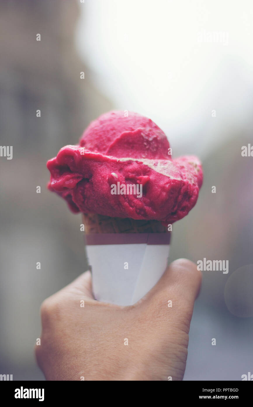 Woman's Hände, die schmelzenden Eis Waffel Kegel in die Hände auf Sommer Licht Stockfoto