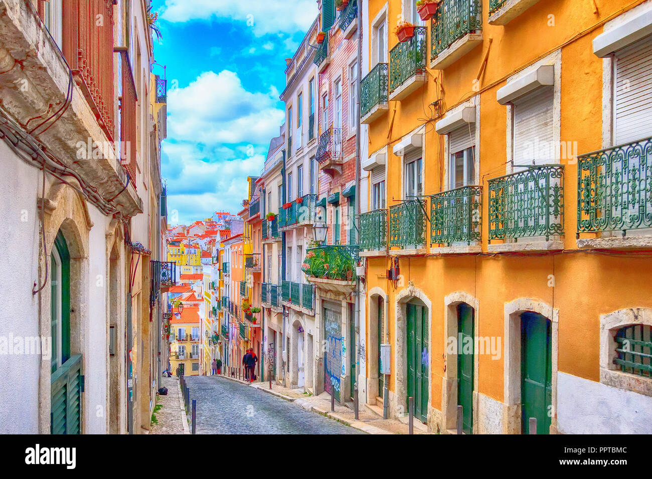 Lissabon, Portugal street perspektivische Ansicht mit bunten traditionelle Häuser Stockfoto