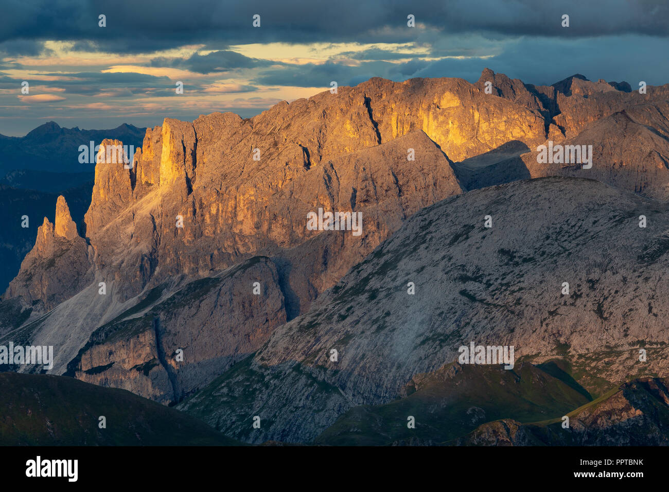 Sonnenlicht bei Sonnenaufgang auf dem Rosengarten mountain Group, die Dolomiten. Das Fassatal. Italienische Alpen. Stockfoto