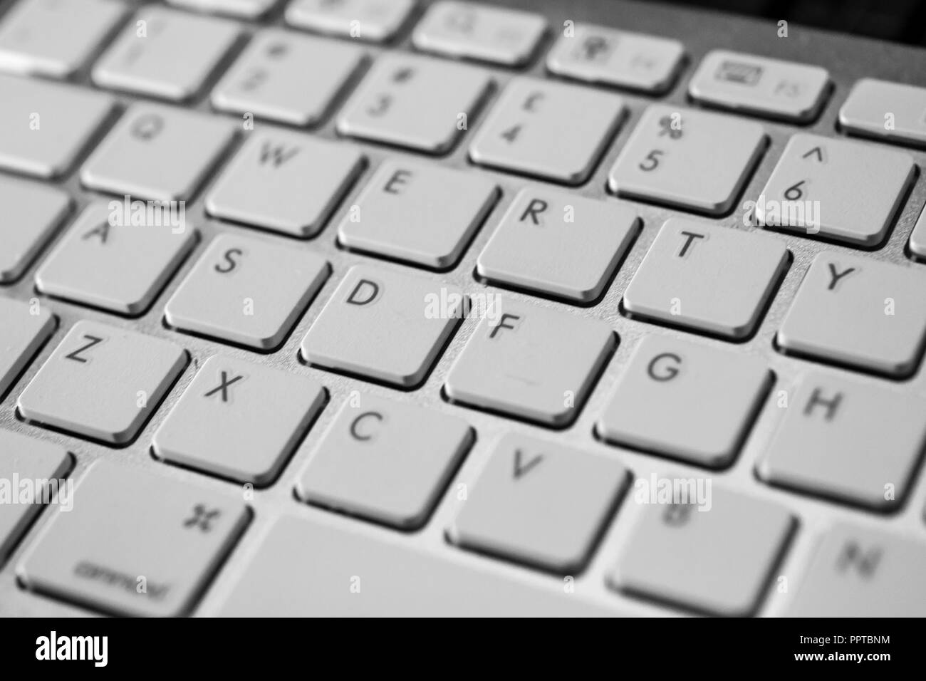 Cloesup einer QWERTZ-Tastatur des Computers in weiß mit schwarzen Zahlen und Buchstaben Stockfoto
