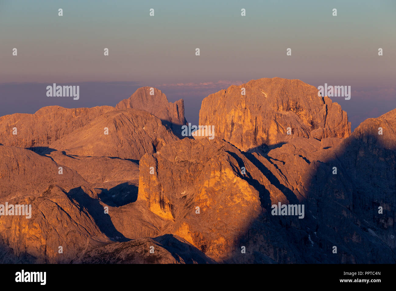 Rötliche Alphenglüge bei Sonnenaufgang auf der Rosengarten-Berggruppe, den Dolomiten. Fassatal. Trentino. Italienische Alpen. Europa. Stockfoto