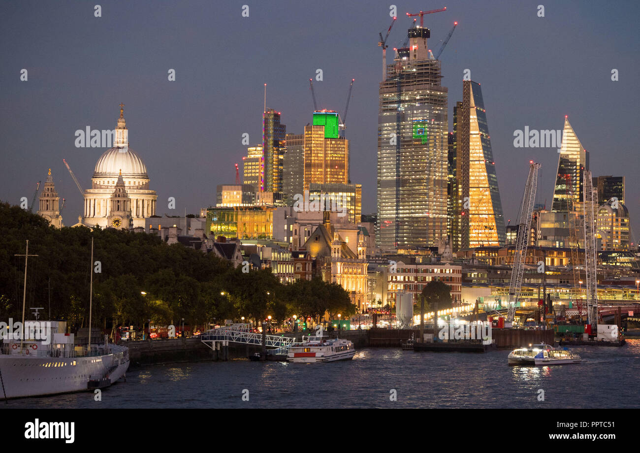 Blick auf die Skyline von Central London bei Sonnenuntergang, St Paul's Cathedral, Tower 42, 22 Bishopsgate und des Leadenhall Building (auch bekannt als Cheesegrater). Stockfoto