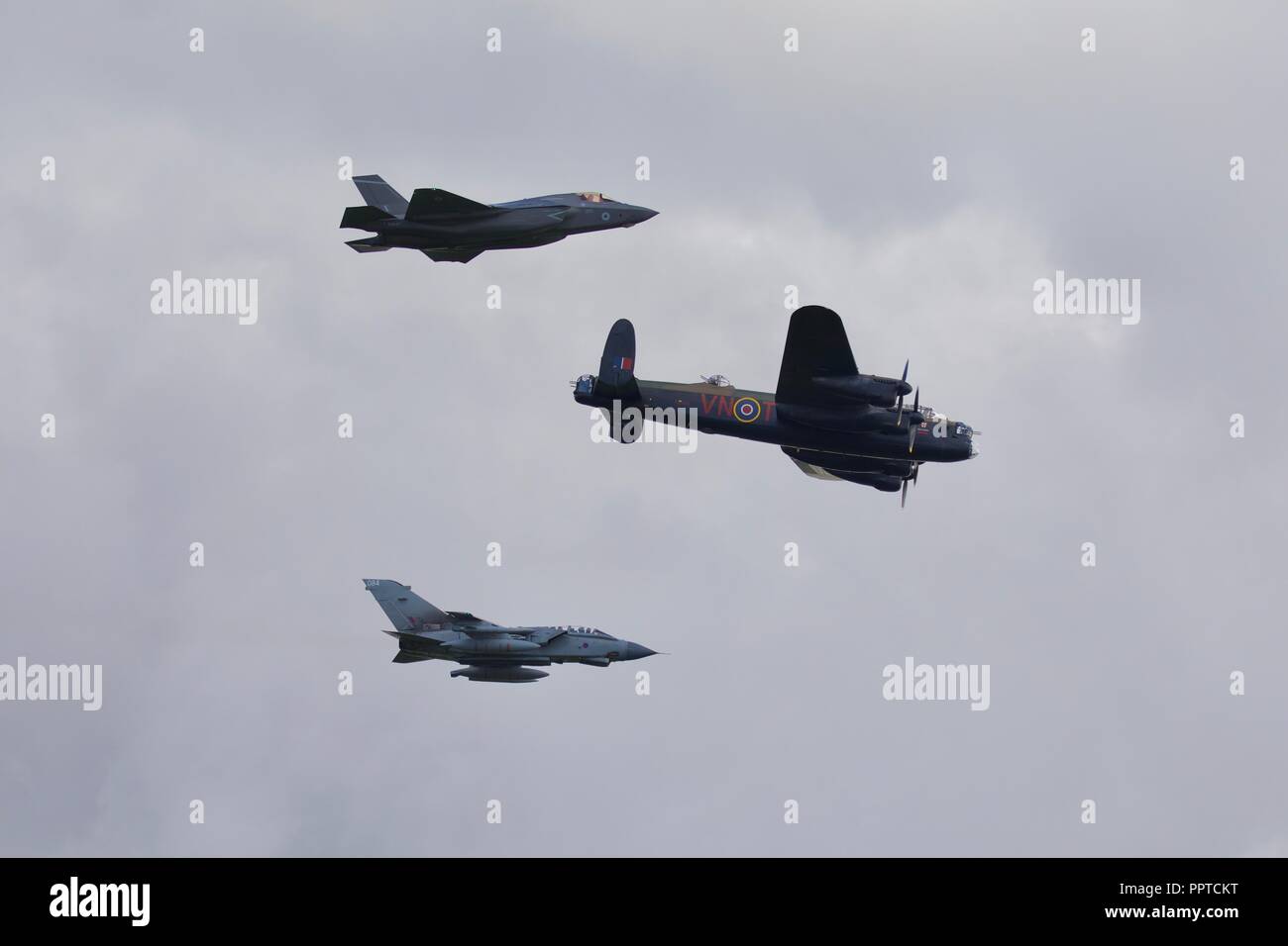 617 Squadron Vergangenheit, Gegenwart und Zukunft flypast Avro Lancaster, Tornado GR4, F-35 Lightning im Jahr 2018 die Schlacht um England Airshow am IWM Duxford Stockfoto