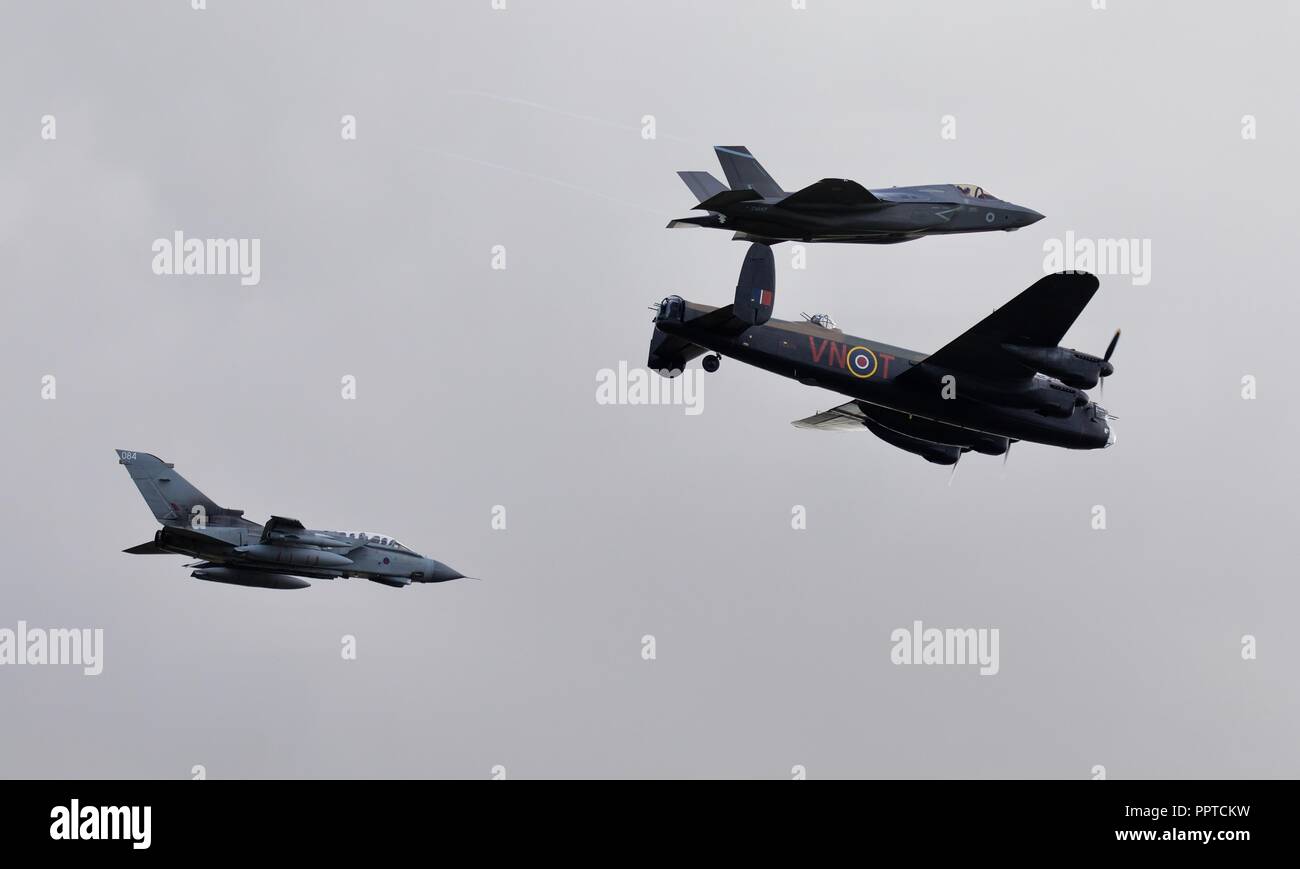 617 Squadron Vergangenheit, Gegenwart und Zukunft flypast Avro Lancaster, Tornado GR4, F-35 Lightning im Jahr 2018 die Schlacht um England Airshow am IWM Duxford Stockfoto