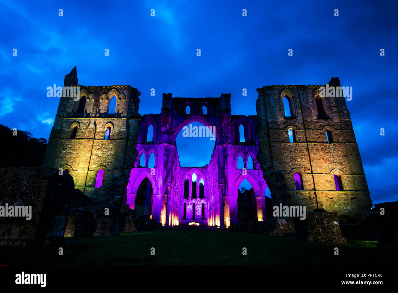 Rievaulx Abbey ist in farbiges Licht vor der leuchtenden Rievaulx, drei Nacht Licht getaucht und Installation am 11. sound Abtei Ruinen in North Yorkshire. Stockfoto