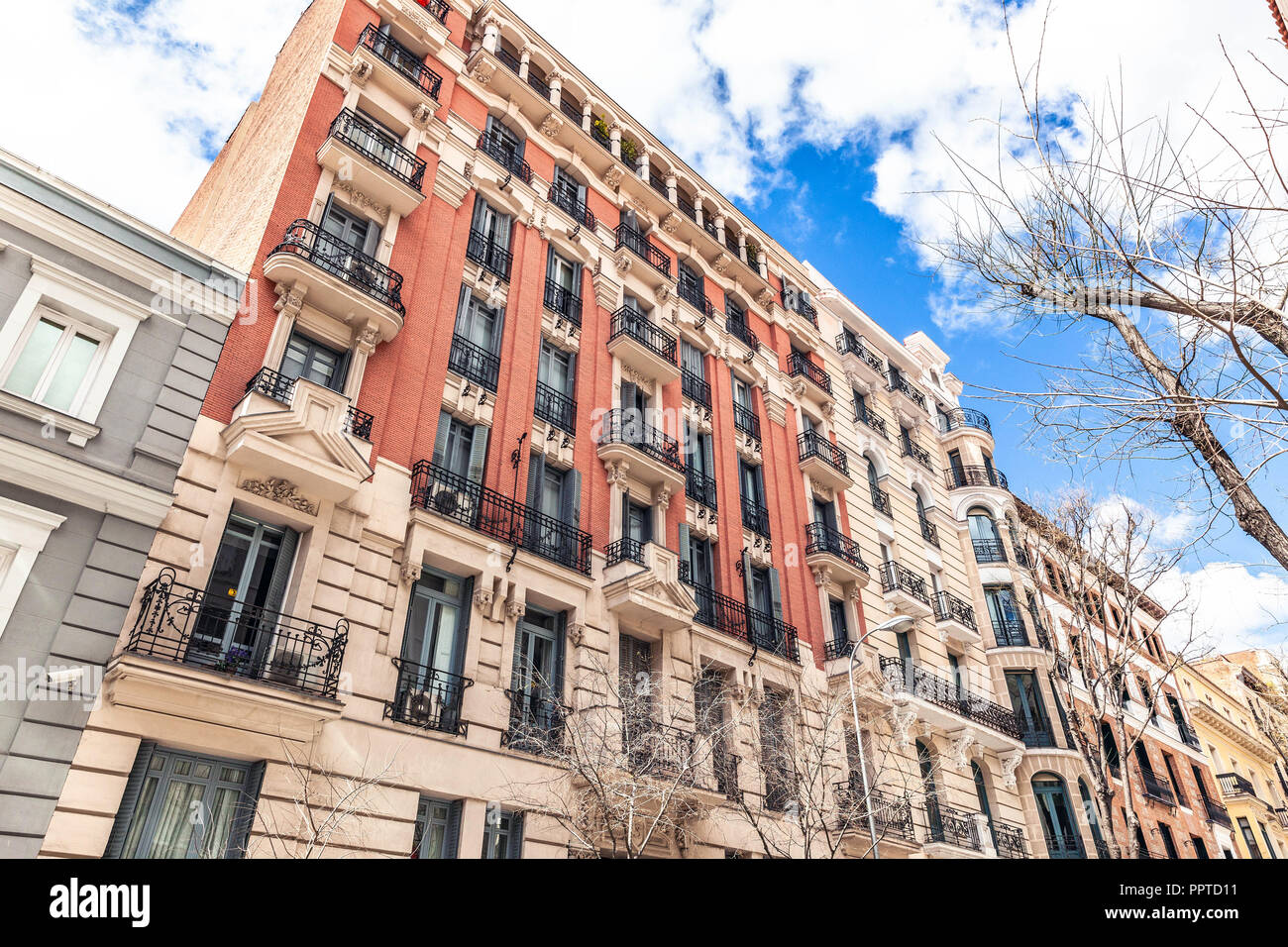 Wohnhaus an der Calle de Fortuny, Barrio de Almagro, Distrito de Chamberí, Madrid, Spanien. Stockfoto