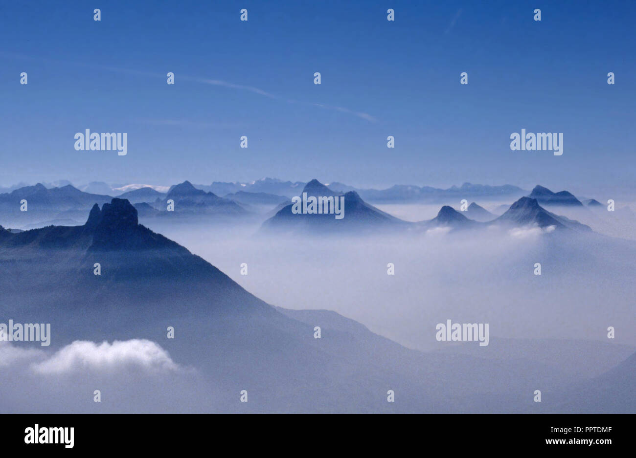 Graian Alps in einem Nebel, Frankreich Stockfoto