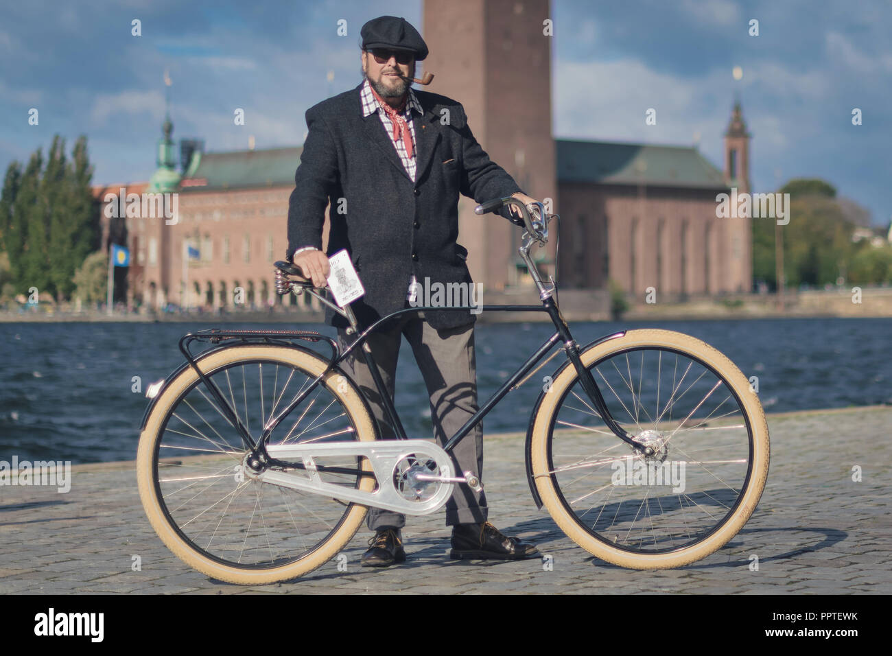 STOCKHOLM, Schweden, Sept. 22, 2018: Fahrrad in Tweed Radtour mit Oldtimer und Kleidung. Vor dem Start Mit der Kulisse des Rathauses. Stockfoto